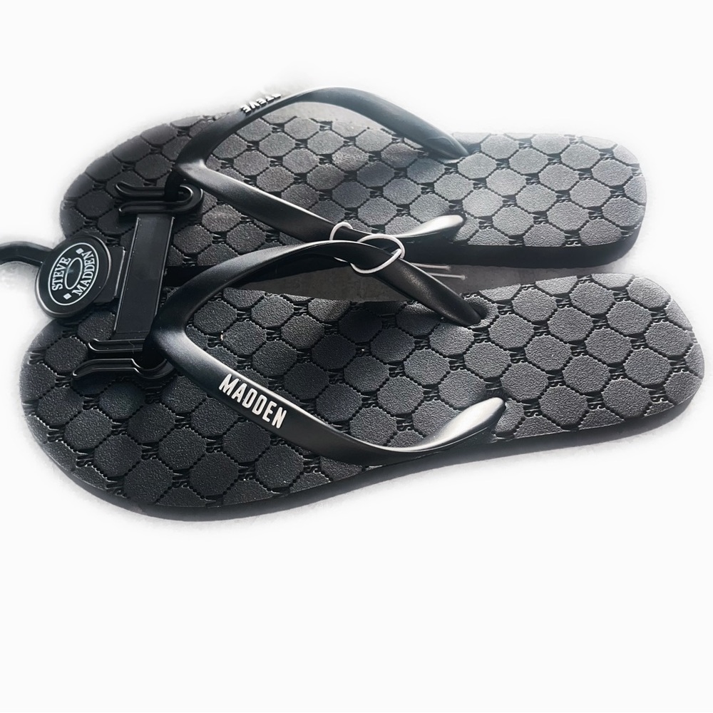 Black Steve Madden Flip Flops Size 7